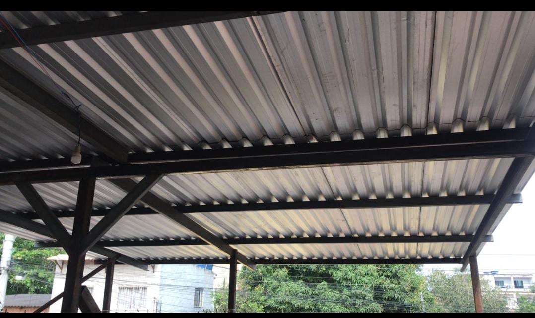 Telhado galvanizado de estrutura metálica visto por baixo