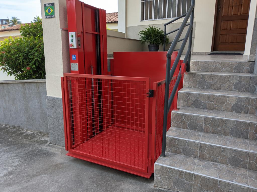 Plataforma elevatória de carga em estrutura metálica